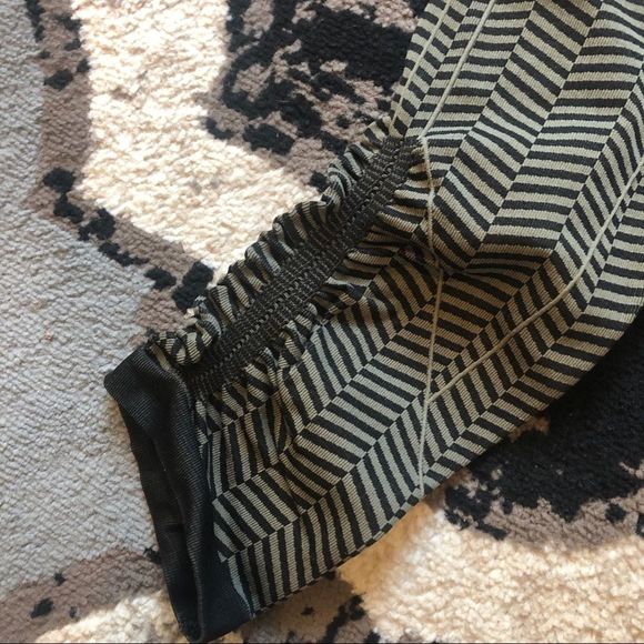 Lululemon Seamless In The Flow Black Green 4 EUC - Picture 2 of 4